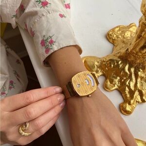 Gucci Grip Quartz Stainless Steel Watch Yellow Gold 38mm YA157409
unisex